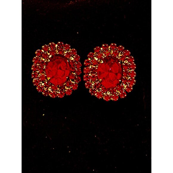 Vintage Red glass Ruby clip on earrings 5/8 inch wide prong set - Picture 6 of 10